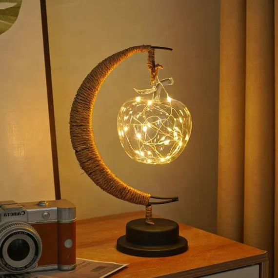 Veioză Decorativă Semilună din Fier Forjat cu Sfoară de Bumbac, Lampă de Veghe LED, Alimentare Baterii, 30x30cm